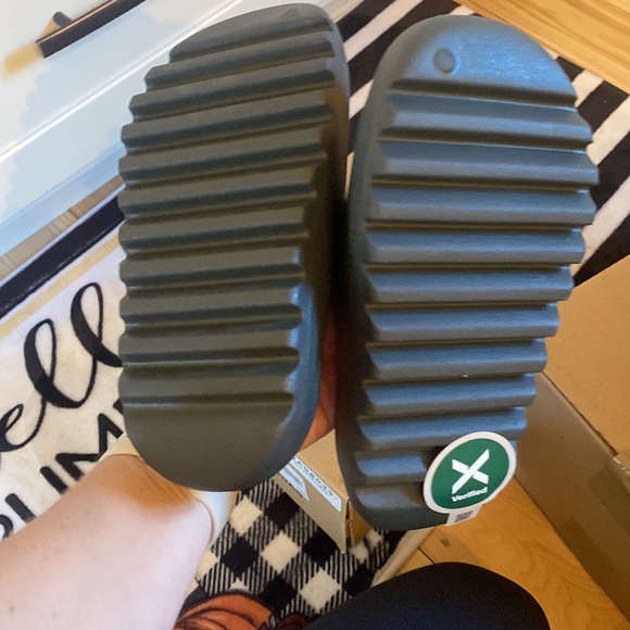 Boys Yeezy slides - Picture 3 of 4